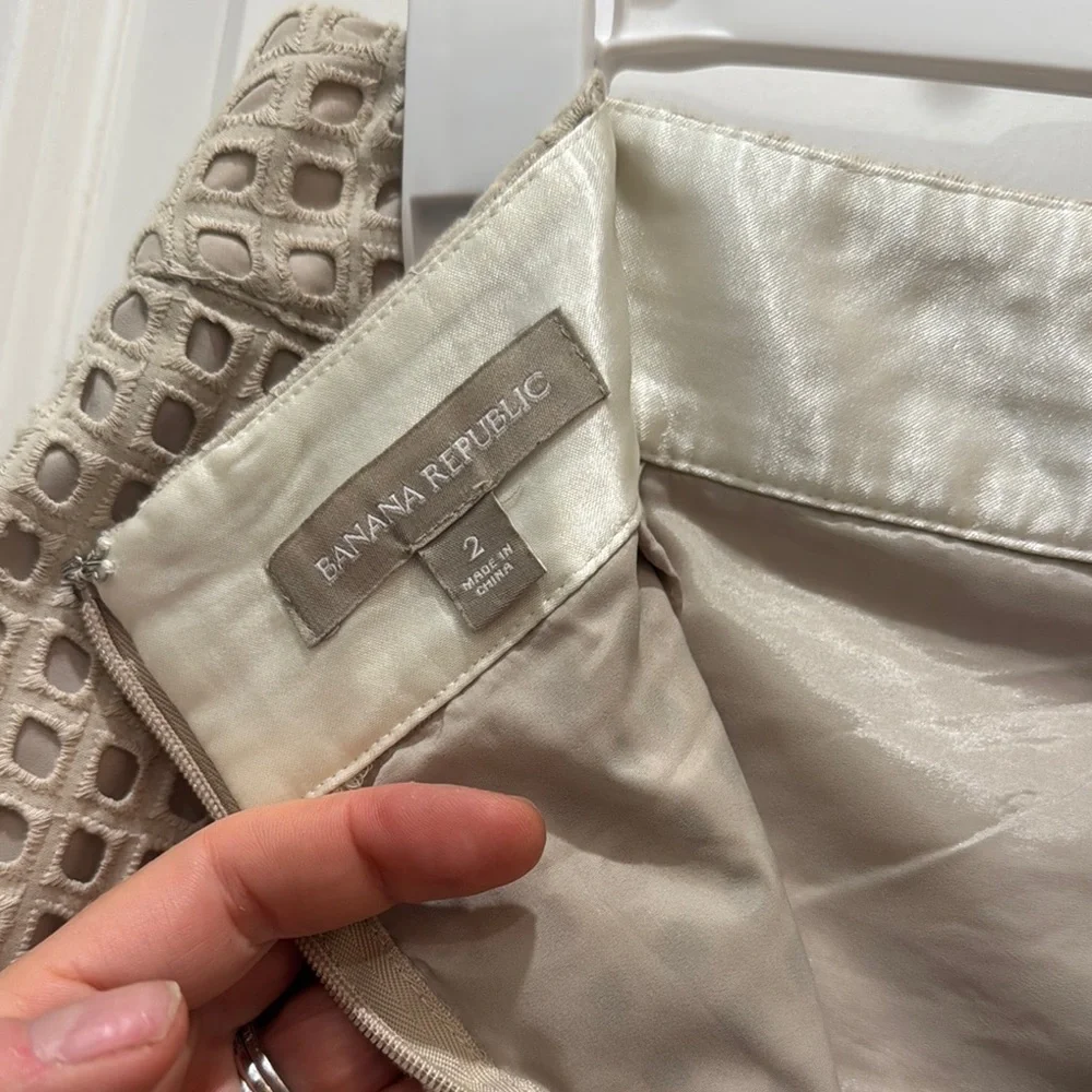 Banana Republic Size 2 Tan Eyelet Pencil Skirt Embellished Knee-Length